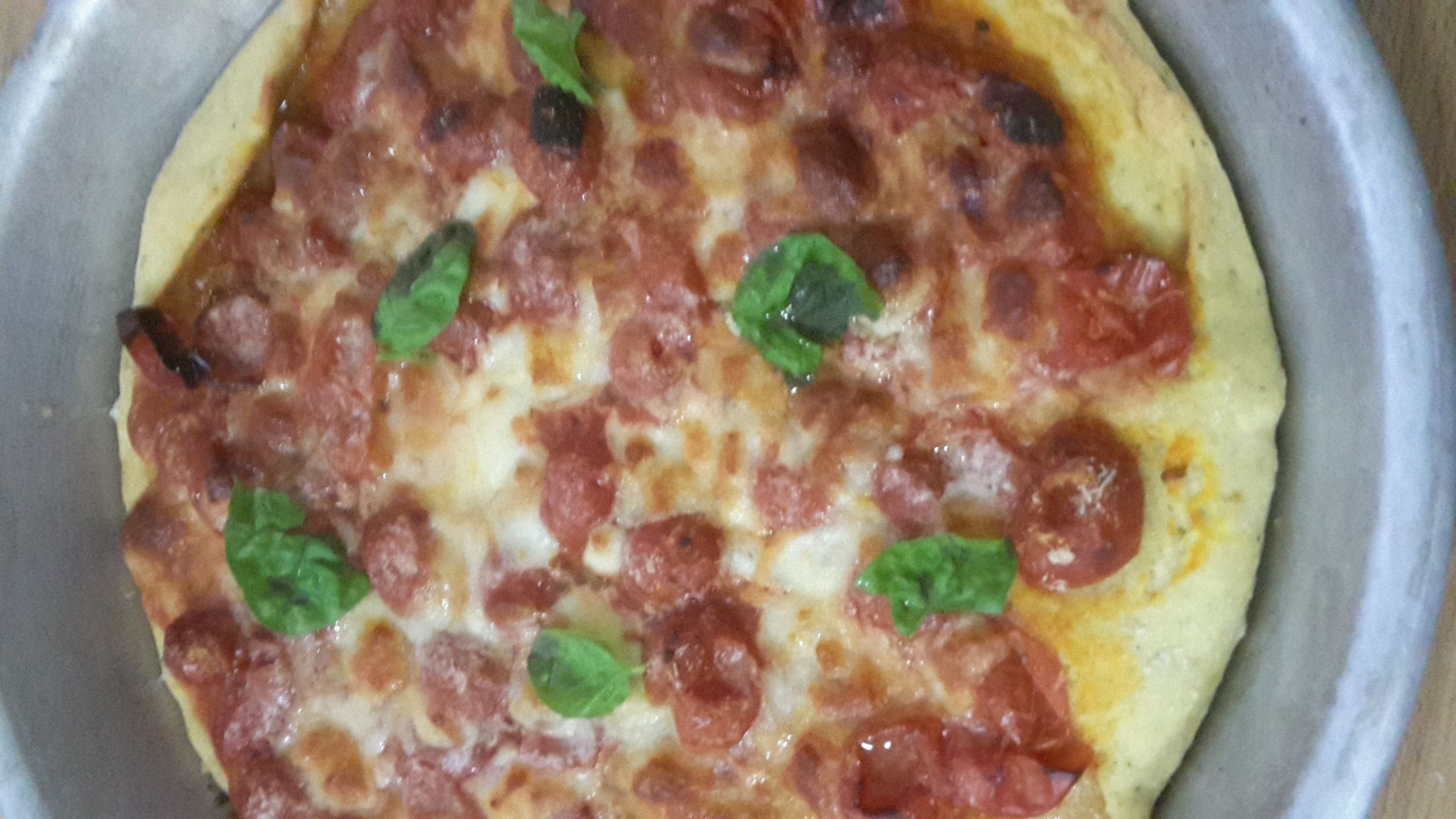 Pizza Margherita (pomodoro, basilico, parmigiano, fior di latte)