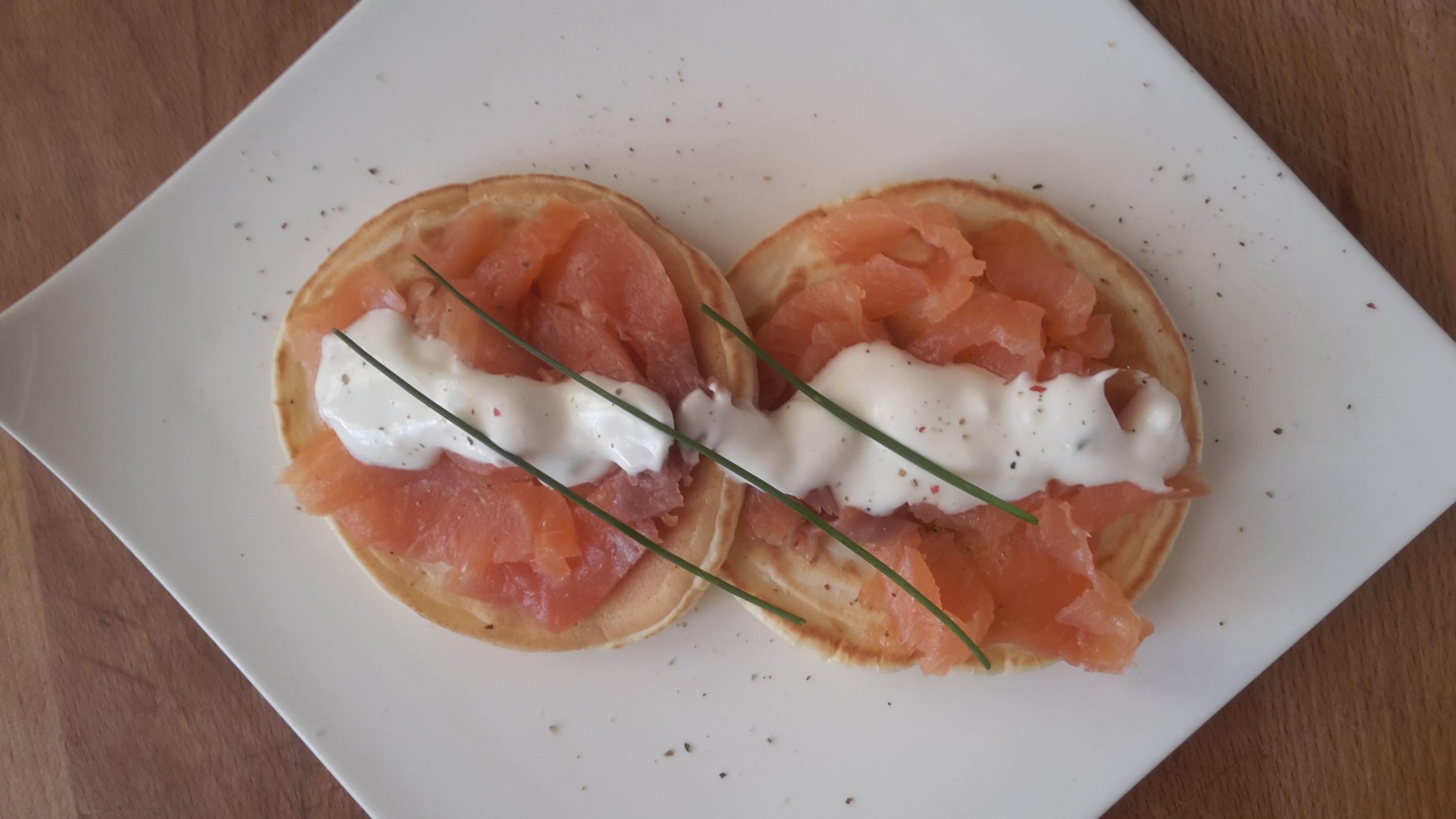 Pancakes salati con salmone e panna acida