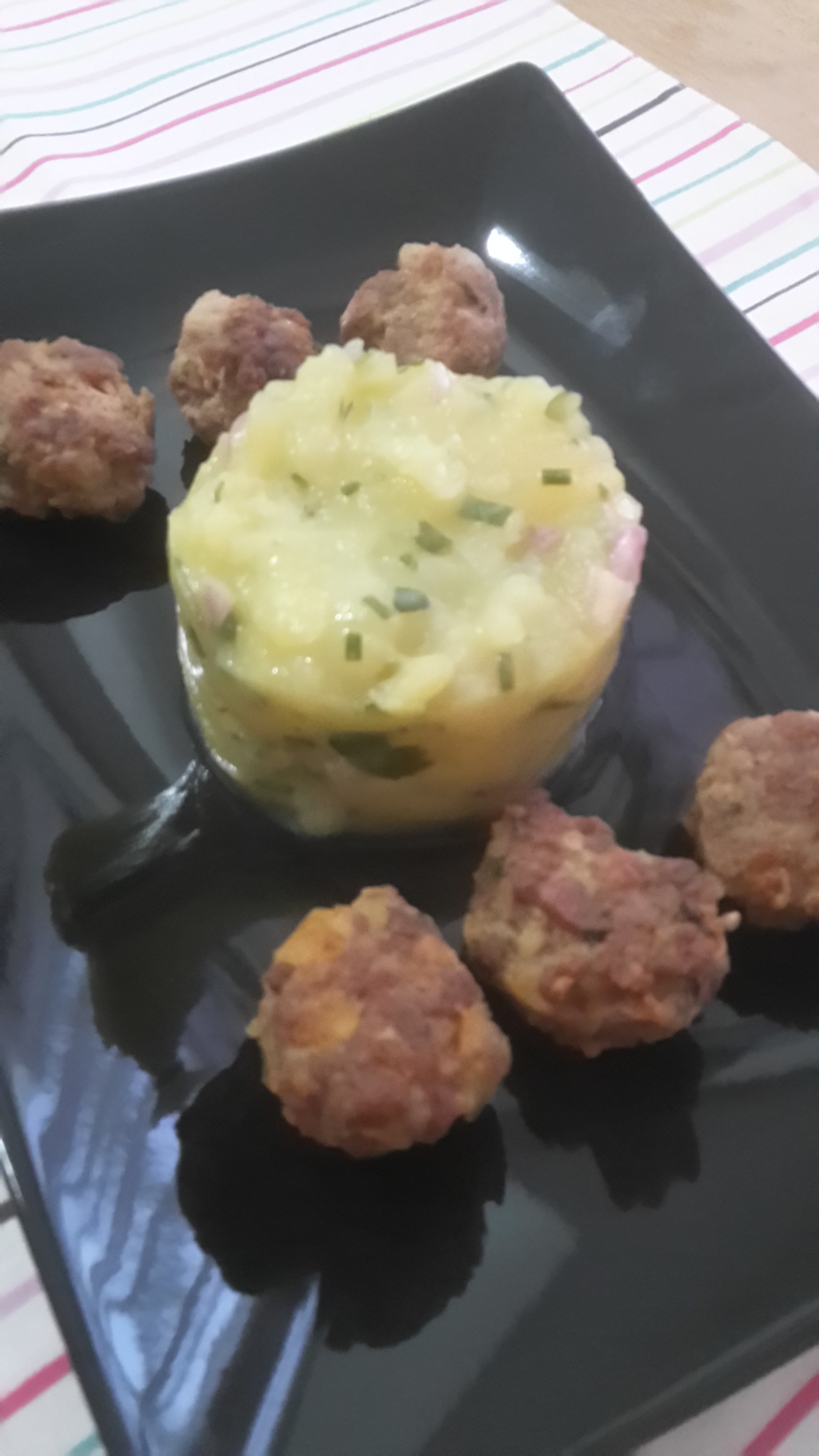 Polpettine di salsiccia con insalata di patate