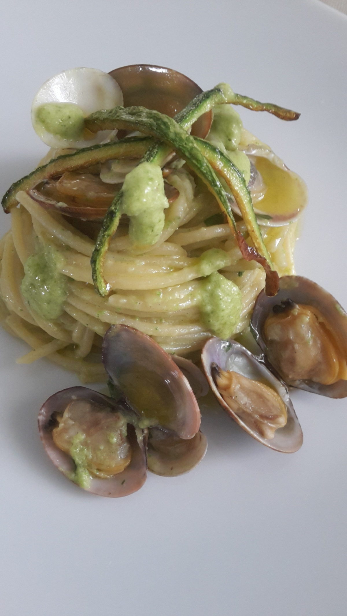 Spaghetti vongole, lupini e crema fresca di zucchine