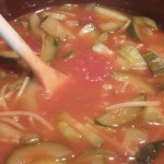 Minestra di zucchine con spaghetti spezzati