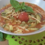 Minestra di zucchine con spaghetti spezzati