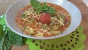 Minestra di zucchine con spaghetti spezzati