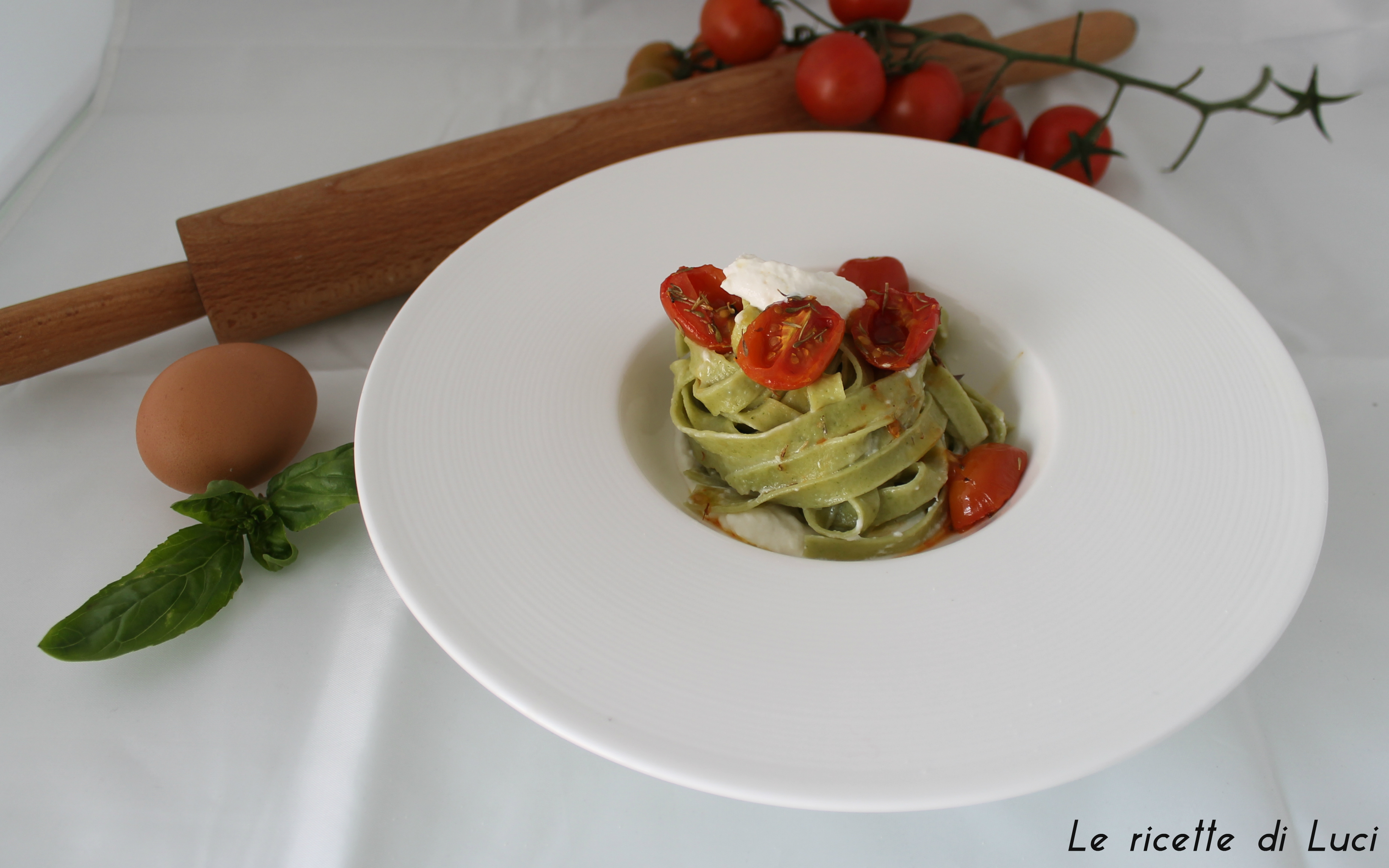 Tagliatelle al basilico con ricotta aromatizzata e pomodorini confit