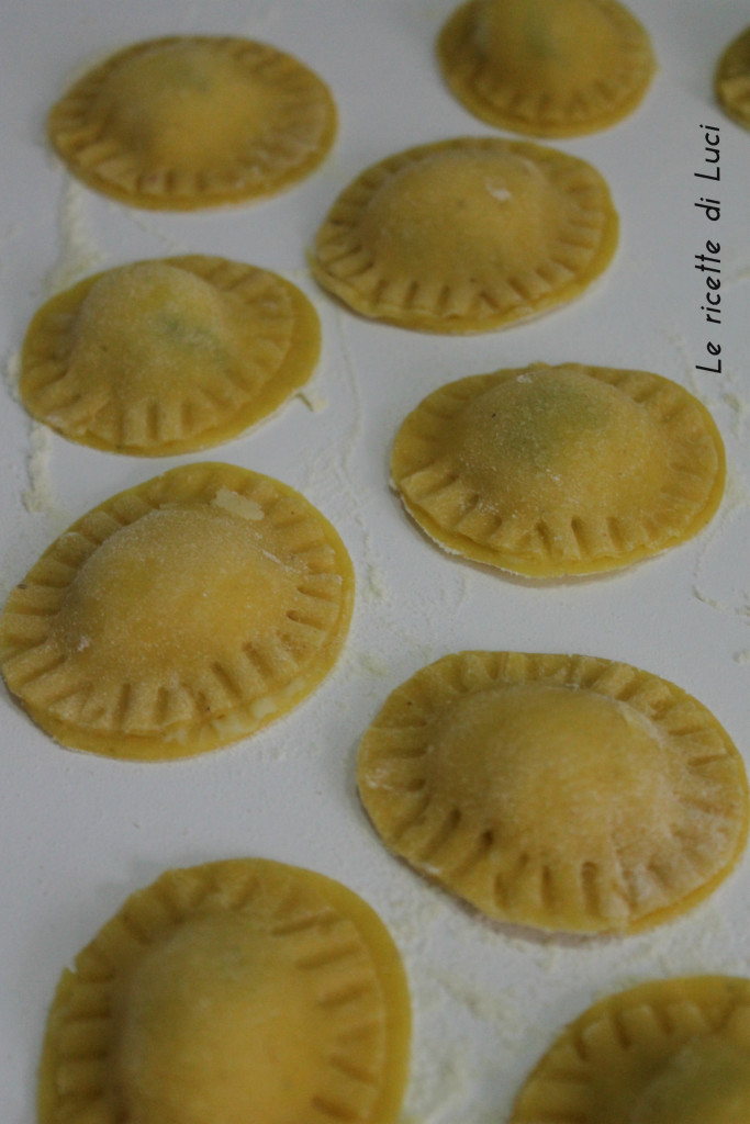 Ravioli patate, zenzero e menta con zucchine e gamberoni