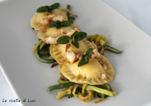 Ravioli con farcia di patate e zenzero con zucchine e gamberoni