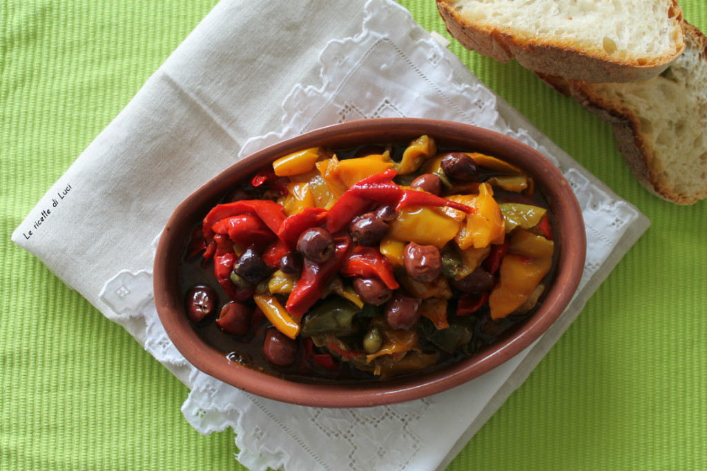 Peperoni con olive e capperi