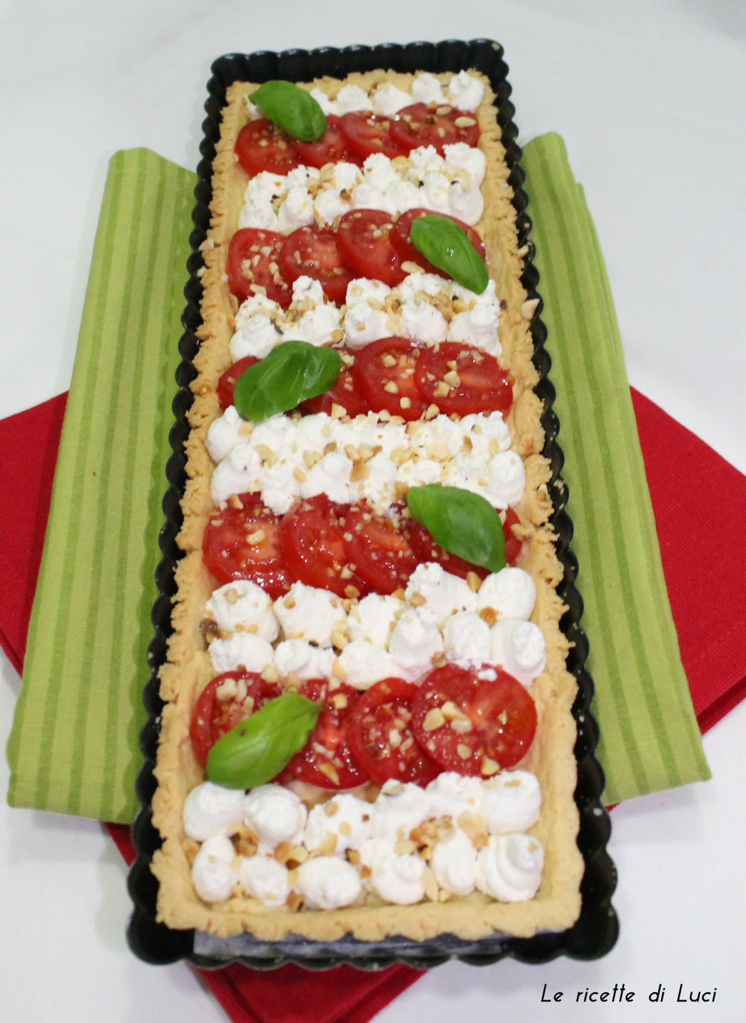 Torta salata ricotta, pomodorini e mandorle