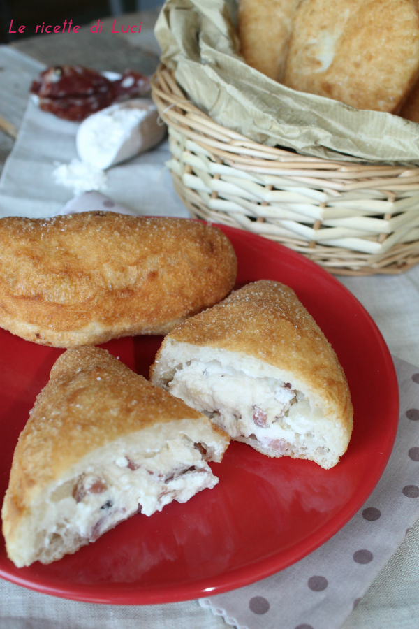 Pizza fritta ricotta e salame