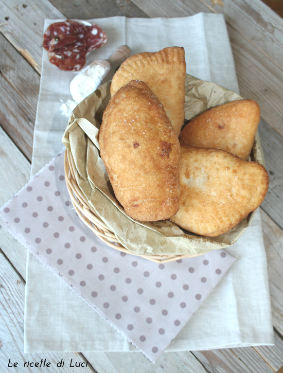 Pizza fritta ricotta e salame