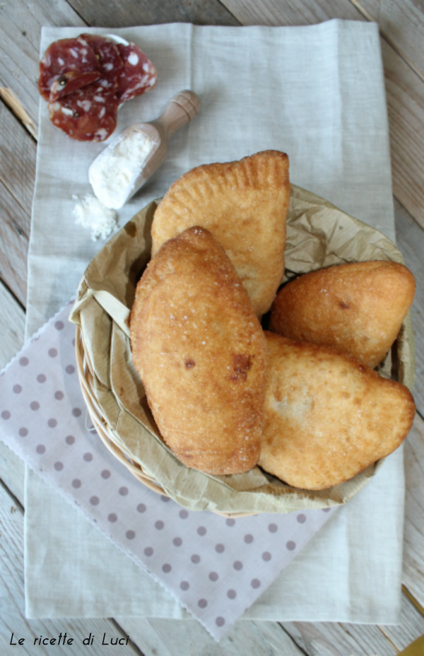 Pizza fritta ricotta e salame