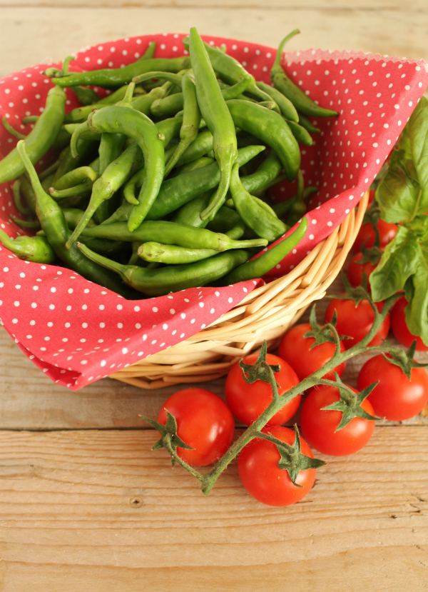 Riso freddo peperoncini verdi, pomodorini e provolone