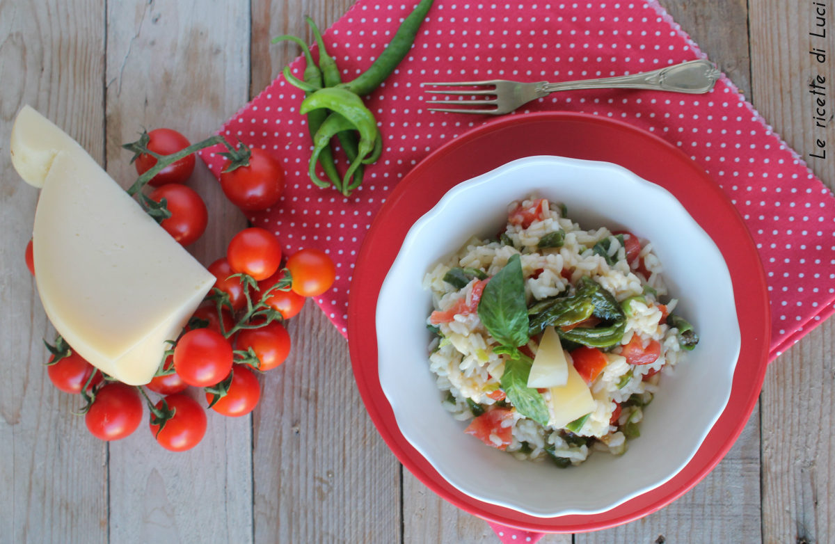 Riso freddo peperoncini verdi, pomodorini e provolone