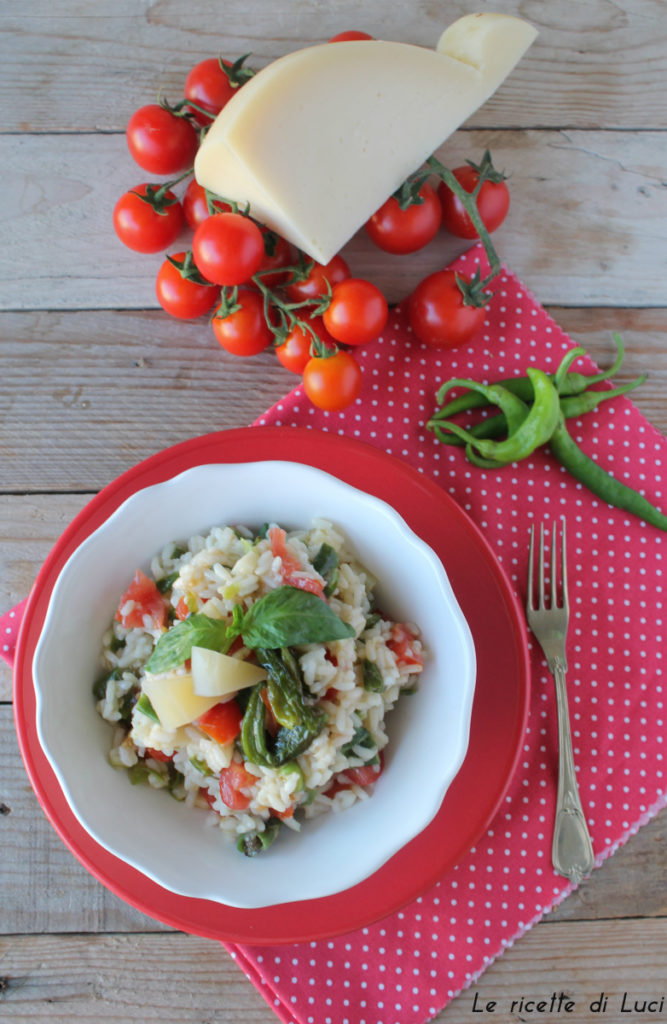 Riso freddo peperoncini verdi, pomodorini e provolone