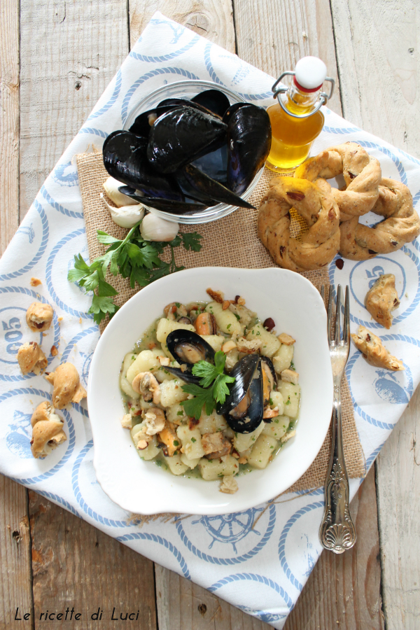 Gnocchi con cozze e taralli 'nzogna e pepe