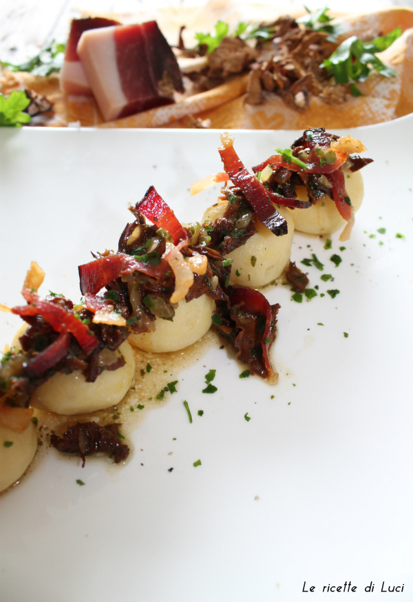 Gnocchi ripieni di ricotta con finferli e speck croccante