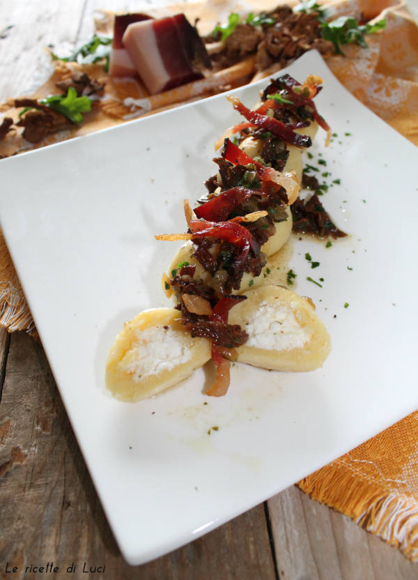 Gnocchi ripieni di ricotta con finferli e speck croccante