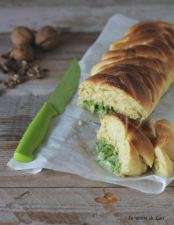 Brioche con provolone del Monaco, zucchine e noci