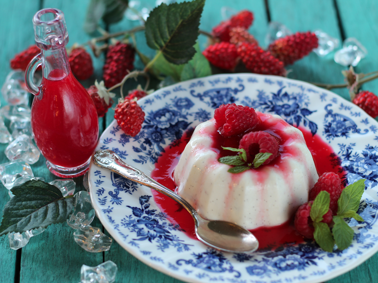 Panna cotta con fragoline di bosco e pistacchio