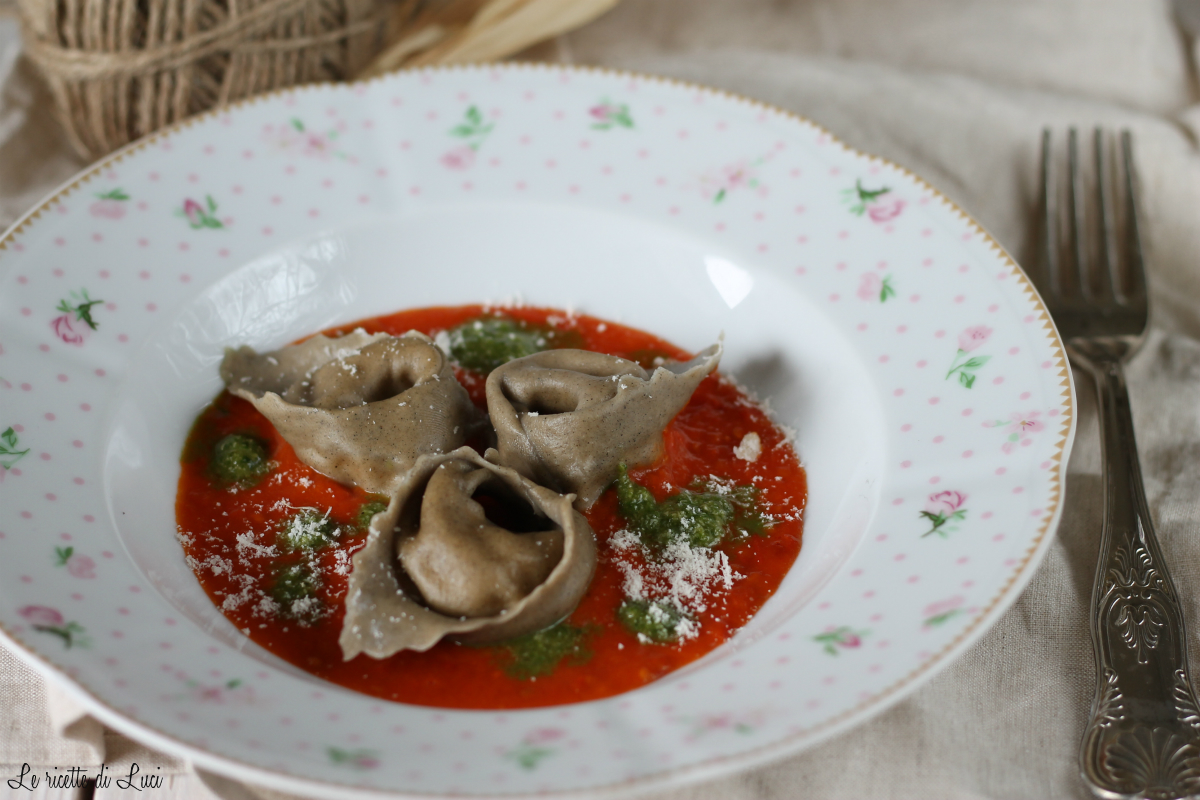 Tortelloni di grano arso ripieni di ricotta con crema di piennolo e basilico