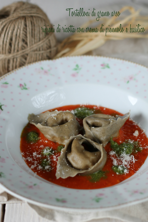 Tortelloni di grano arso ripieni di ricotta con crema di piennolo e basilico