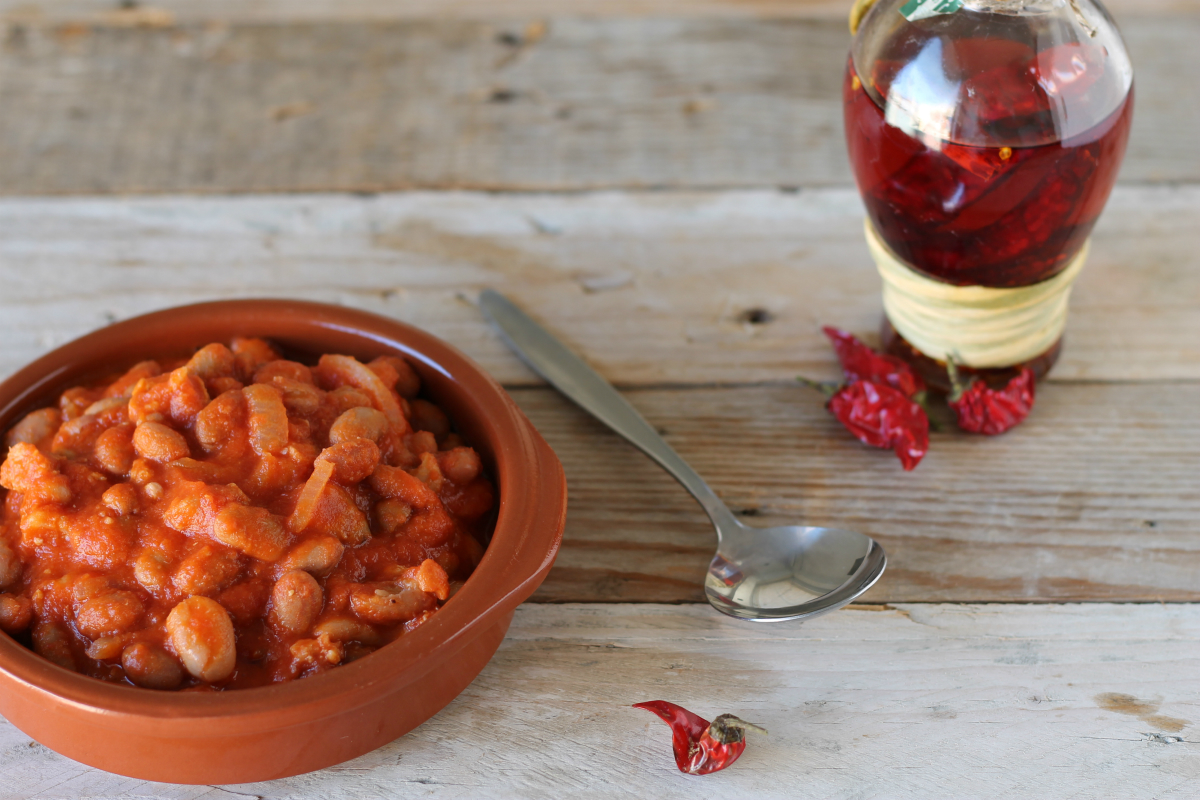 Zuppa di fagioli con carne e polpa di pomodoro