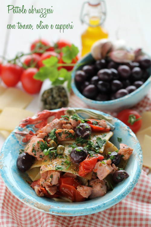 Pettole abruzzesi con tonno, olive e capperi