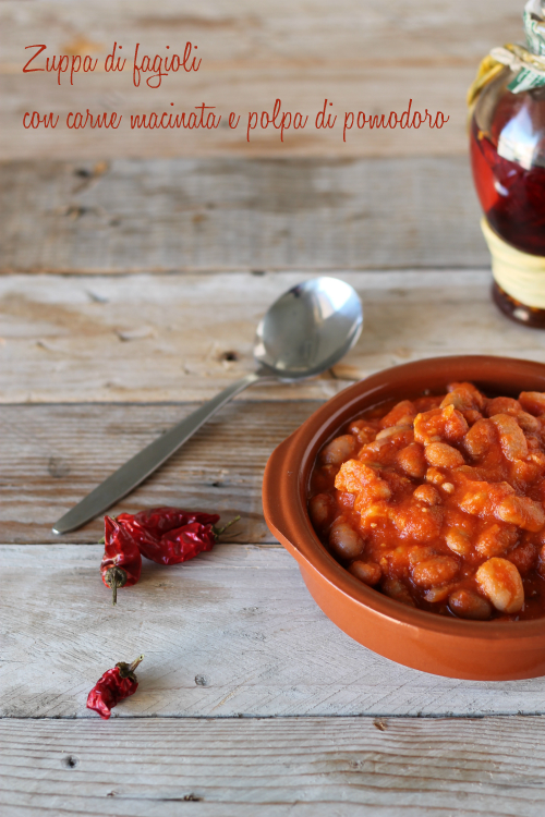 Zuppa di fagioli con carne e polpa di pomodoro