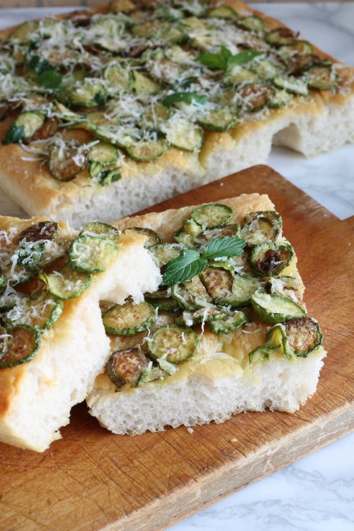 focaccia con zucchine a scapece e provolone