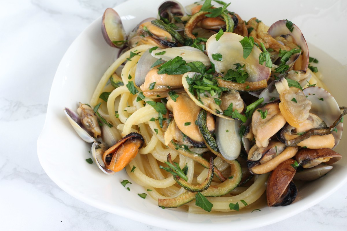 Spaghetti quadrati con vongole, lupini, cozze e zucchine