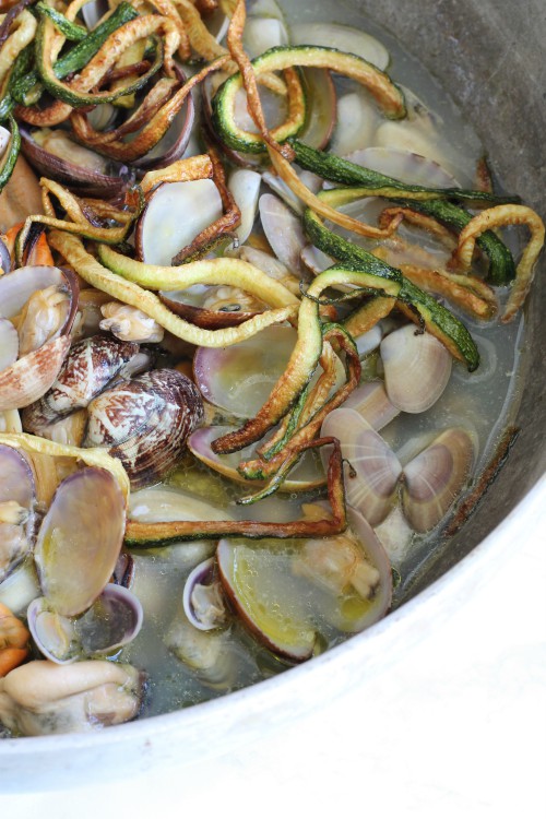 Spaghetti quadrati con vongole, lupini, cozze e zucchine