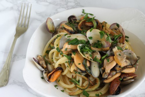 Spaghetti quadrati con vongole, lupini, cozze e zucchine