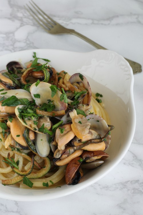 Spaghetti quadrati con vongole, lupini, cozze e zucchine