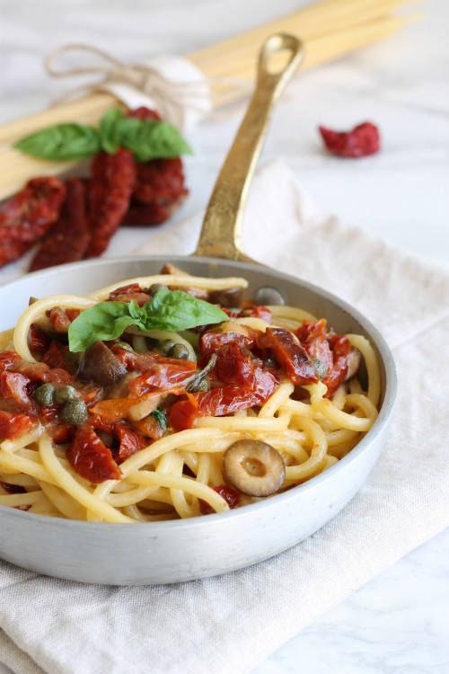 tonnarelli con pomodori secchi olive e capperi