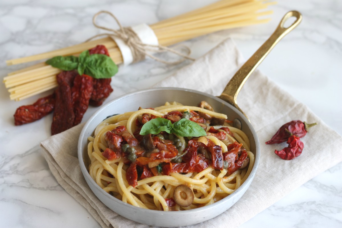 Tonnarelli con pomodori secchi, olive e capperi