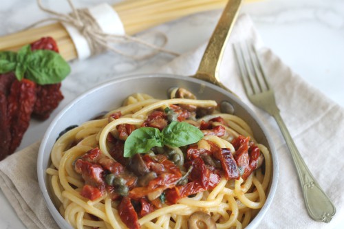 Tonnarelli con pomodori secchi, olive e capperi