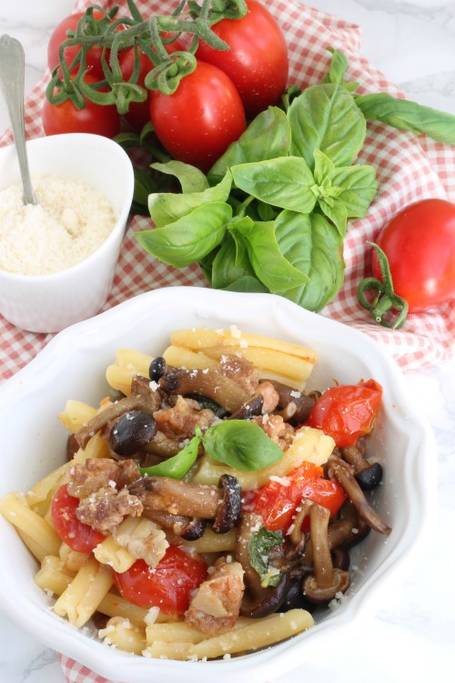 Casarecce con funghi pioppini, salsiccia e pomodorini