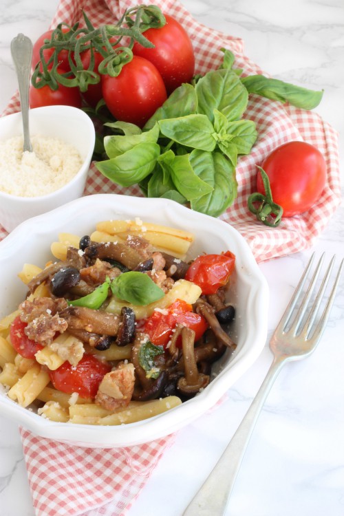 Casarecce con funghi pioppini, salsiccia e pomodorini