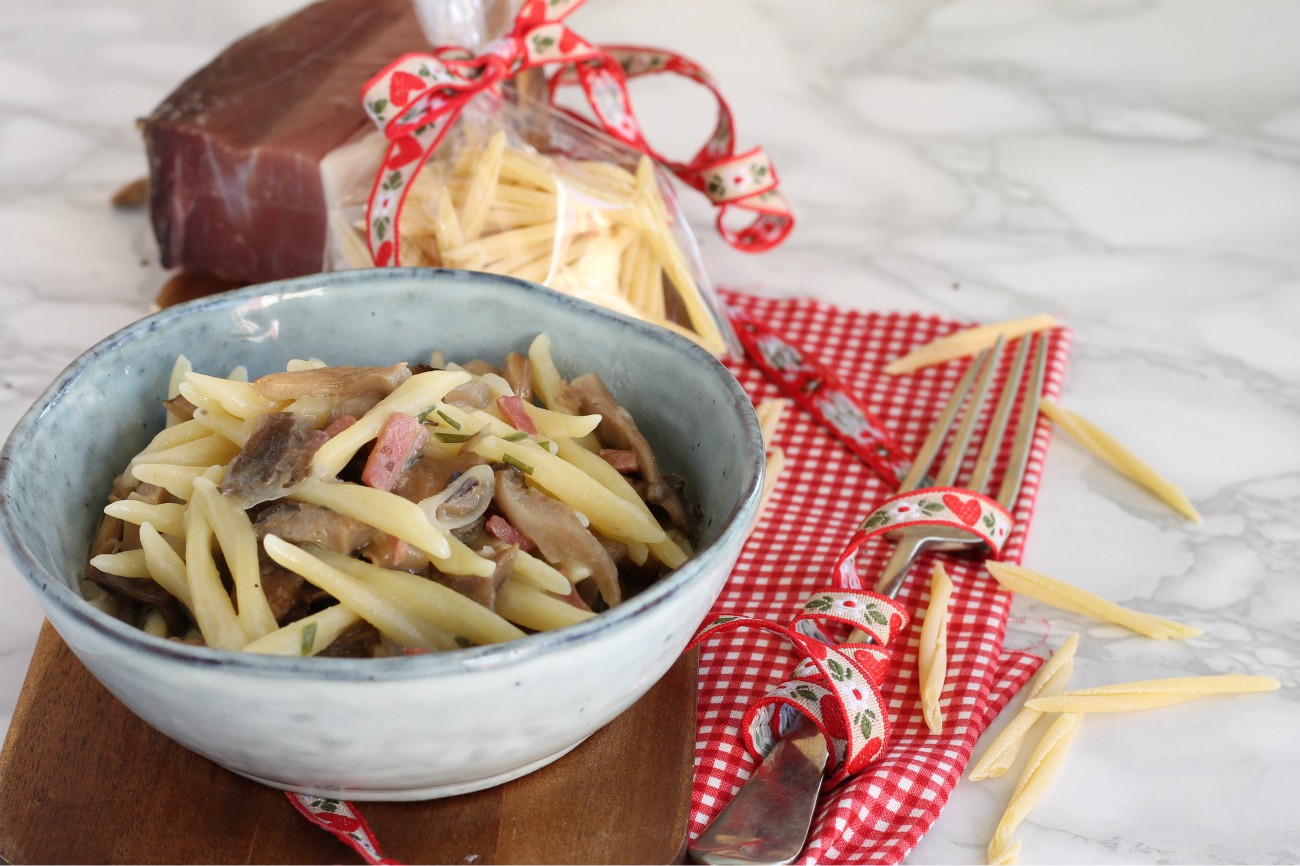 Trofie con funghi pleurotus, speck ed erba cipollina