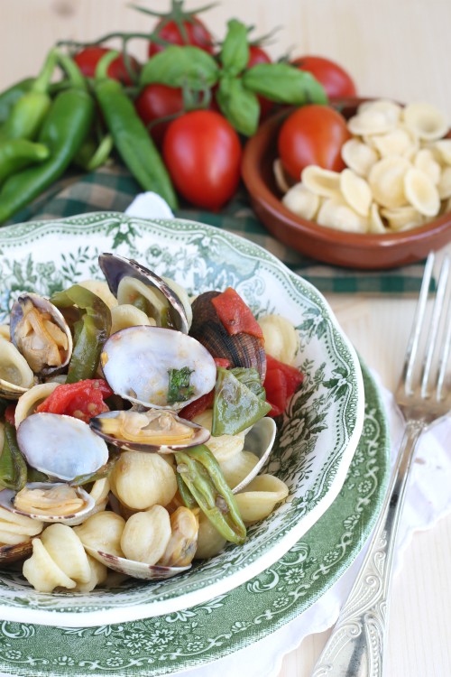 Orecchiette con vongole veraci e peperoncini verdi