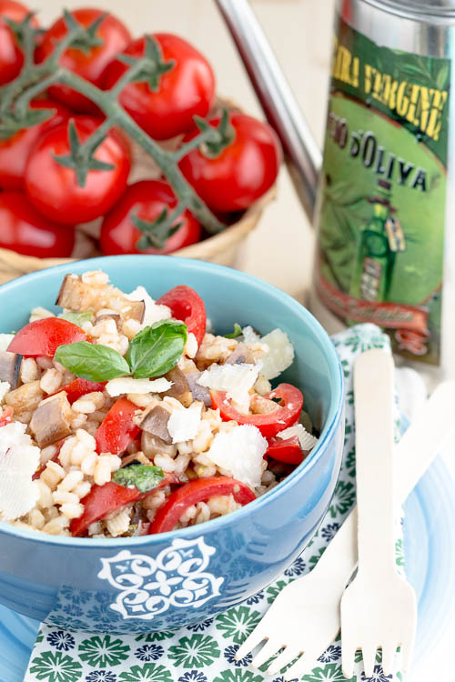 Orzo perlato fresco con melanzane, pomodorini e scaglie