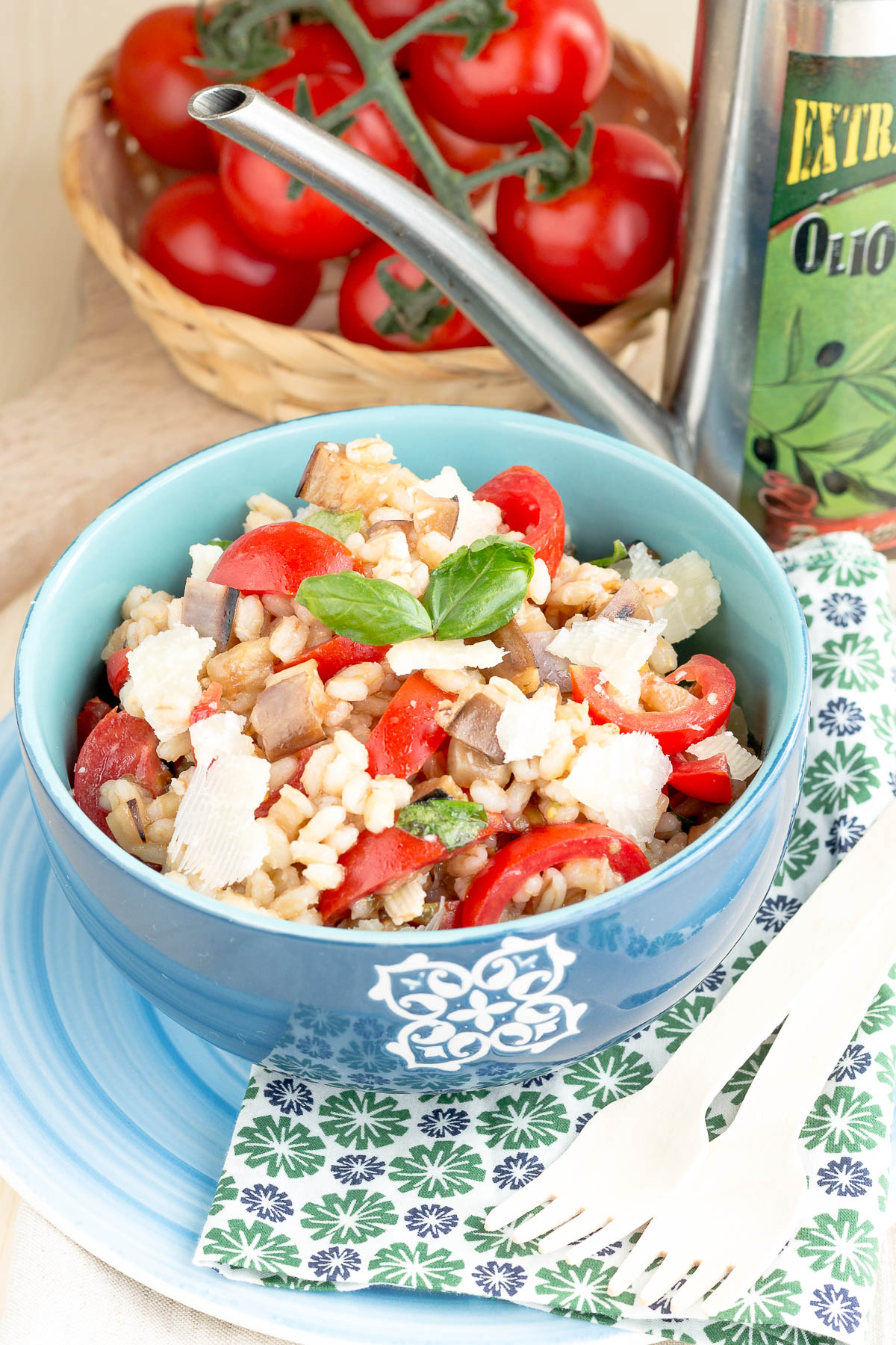 Orzo perlato fresco con melanzane, pomodorini e scaglie