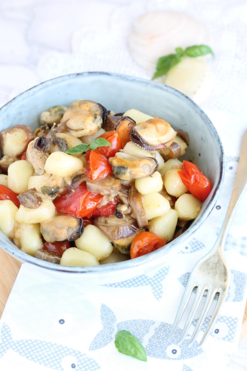 Gnocchi cozze, melanzane e pomodorini