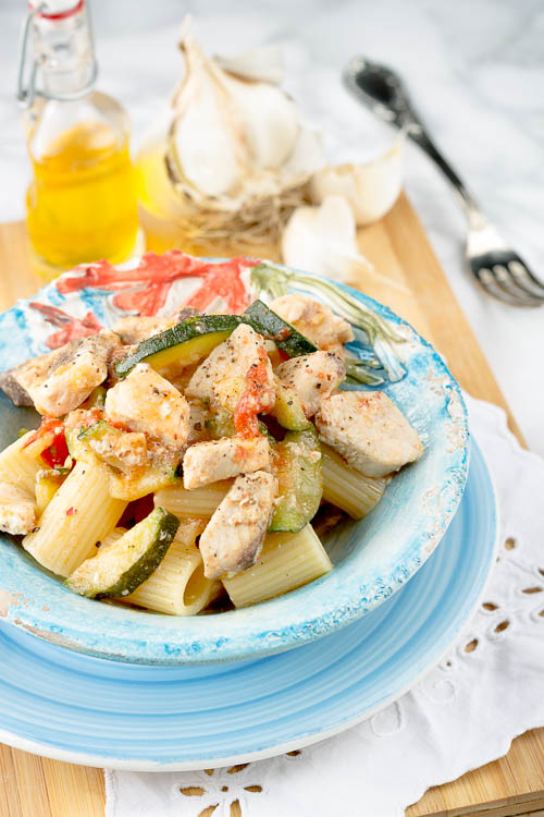 Mezzi rigatoni con pesce spada, zucchine e pomodorini