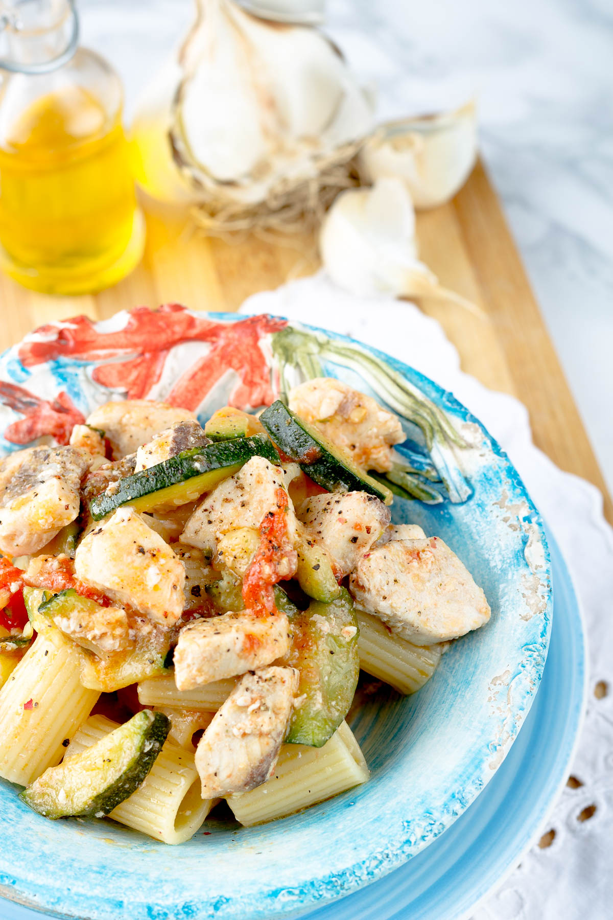 Mezzi rigatoni con pesce spada, zucchine e pomodorini