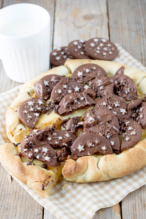 Crostata con crema pasticcera, biscotti Pan di Stelle e Nutella