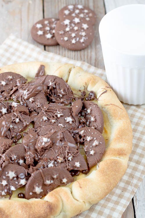 Crostata con crema pasticcera, biscotti Pan di Stelle e Nutella