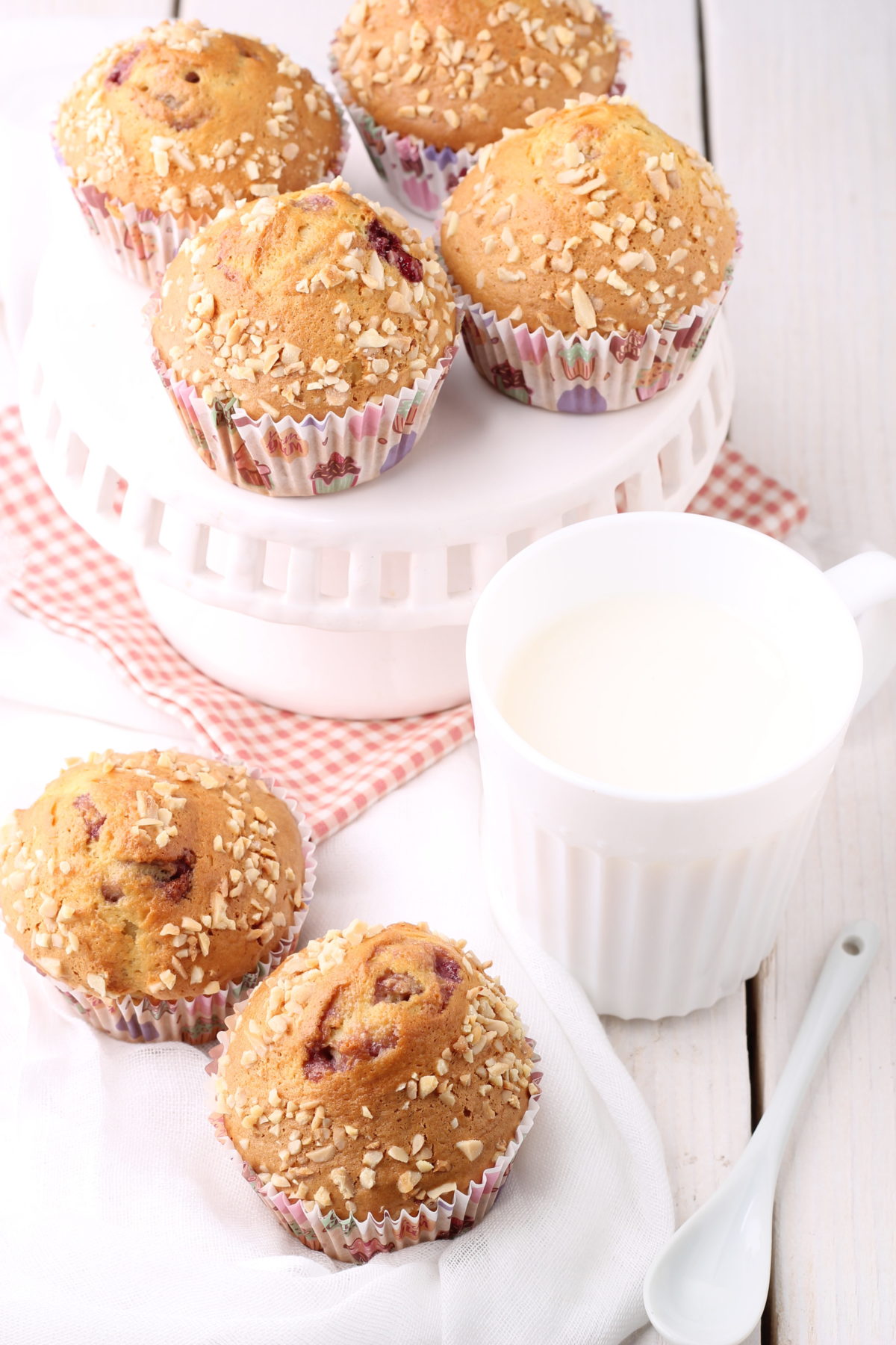 Muffin con marmellata e granella di mandorle