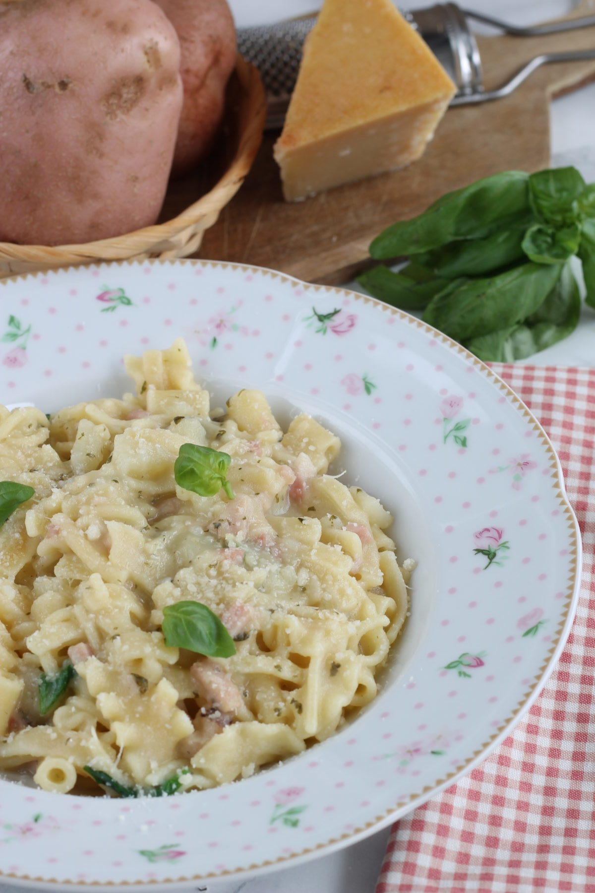 Pasta e patate con prosciutto, ginepro e basilico