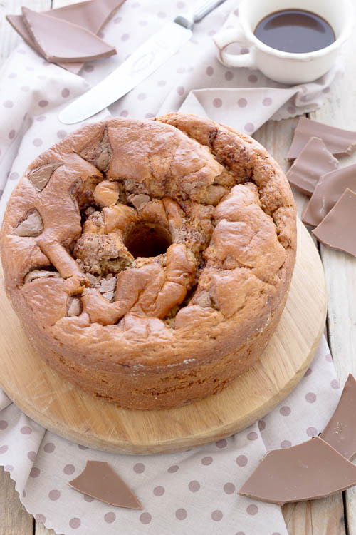 Ciambella morbidissima con uova di Pasqua e caffè